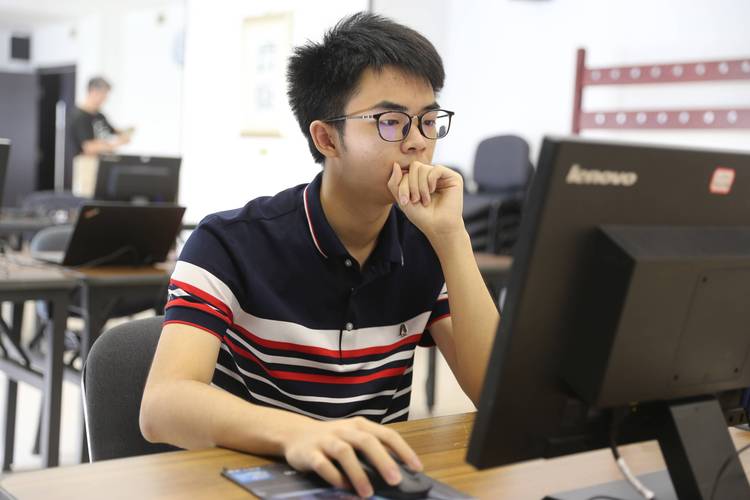 连战连捷一穿三夺冠,中国小将李维清遗憾居亚