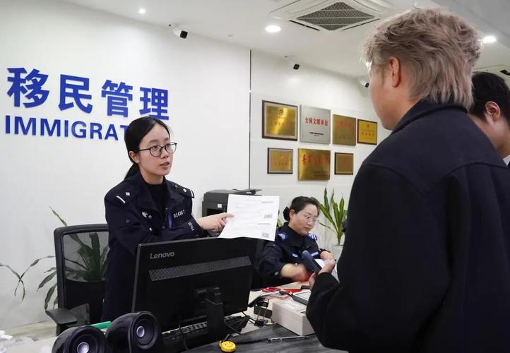 图为民警在"境捷"窗口办理出入境业务.戴源清 摄